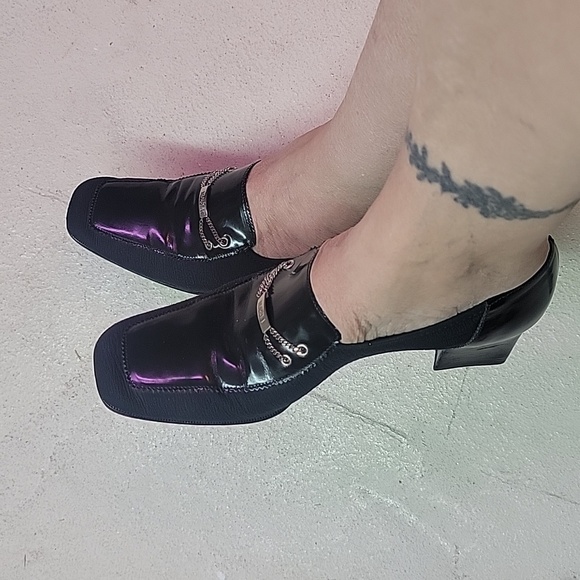 Bruno Magli Vintage Pump w/ Chain Link Logo Plate & 2" Chunky Heel - Picture 10 of 12